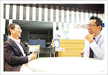 洗練されたホーコーズ社内で将来のビジョンを語るお二人